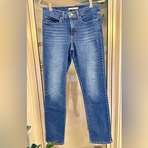 Levi's Women's Straight Leg Jeans in Classic Blue